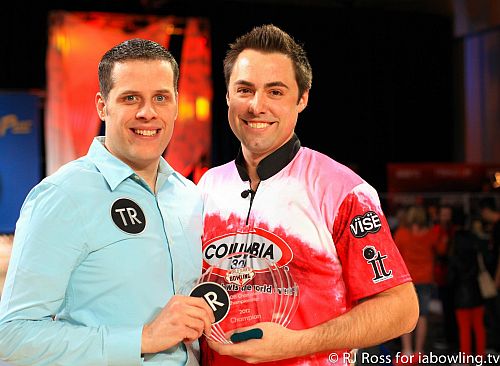 Scott (à direita) com o marido Craig, posando com o Troféu PBA
