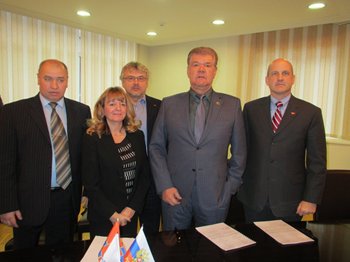 (Na foto, da esquerda para à direita, Nikolay Babyuk, Anne-Marie Board, Alexei Shiryaev, Viktor Ushkac e Ron Wood)