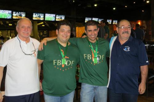 Ao centro Mário Alvarenga e Fábio Grossi, dupla vice-campeã da 1.ª divisão,  entre Sérgio Martinelli (E) e Augusto Galvão (D)