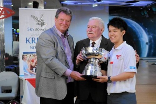John Walker com Lech Walesa, ex-presidente da Polônia e Prêmio Nobel da Paz 1983, homenageando Shayna Ng, campeã da 48th Bowling World Cup